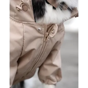 vue de la fermeture avec pression de l'imperméable beige