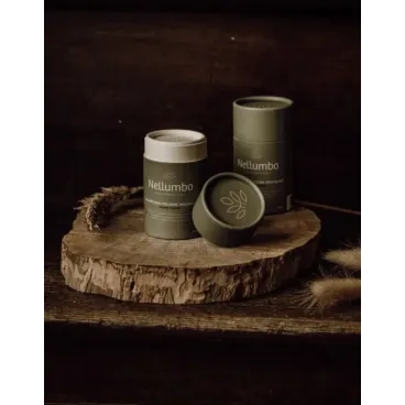 mise en scène du shampoing en poudre Nellumbo pour chiens à peau sensible