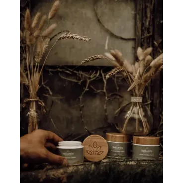 Mise en scène du baume naturel dans une ambiance coconing - soin apaisant pour chien Nellumbo