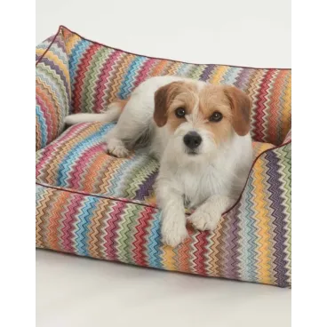 Chien reposant dans panier Ziczac - confortable au style Corse