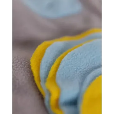 Détail du tissu molletonné jaune et bleu du tapis de fouille pour chien