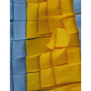 Zoom sur les finitions et le coloris bleu et jaune du tapis de fouille Snuffies pour chien