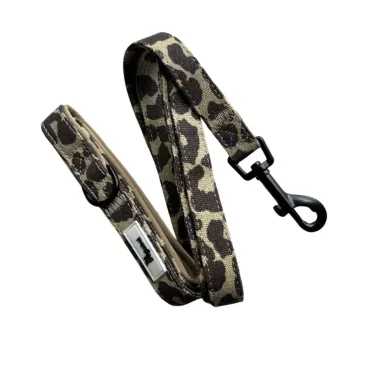 Laisse seule sur fond blanc
? Laisse robuste pour chien motif léopard – poignée renforcée