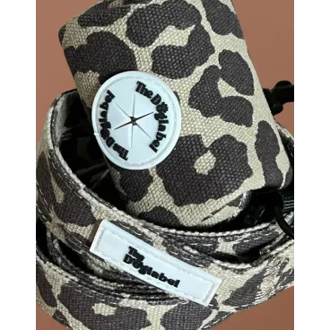 Zoom sur logo et texture du tissu
? Détail tissu léopard et logo The Dog Label – ensemble pour chien
