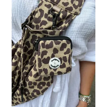 Zoom sur la poche à crottes clipée sur le sac léopard
? Poche accessoire sac léopard – détails pratiques pour promenade