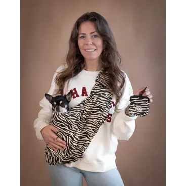 Femme portant sac pour chien zèbre – confort chic et complice