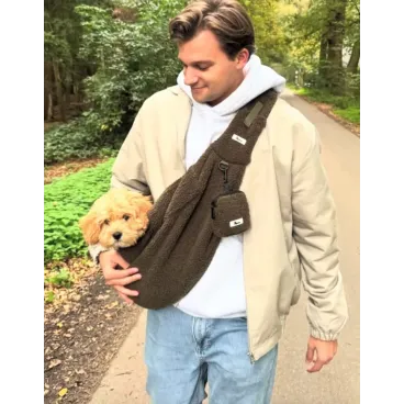 Homme avec sac teddy kaki - Transport stylé pour chien en balade