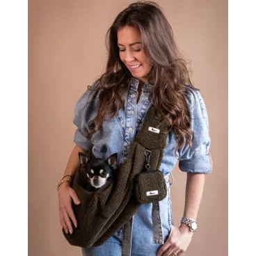 Femme avec sac pour chien Teddy Kaki - version peluche chic et urbaine