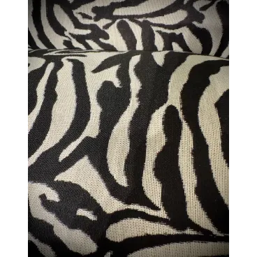 Motif zèbre en gros plansur tissus doux - panier pour chien zèbre original