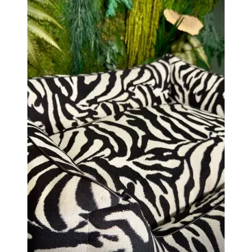 Zoom sur le tissu zèbre noir et blanc du panier - ambiance jungle élégante