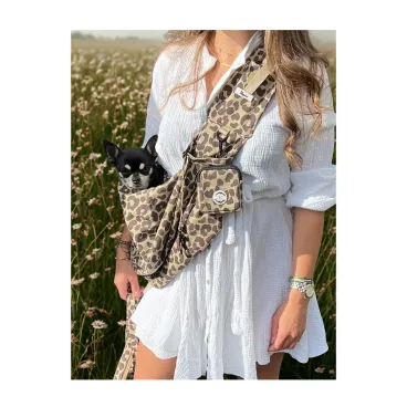 Sac Léopard porté par une femme en robe blanche avec petit chien