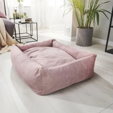 Chien installé dans le panier TUDOR LABONI Rose – Bien-être assuré