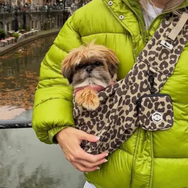 Sac bandoulière léopard pour chien porté à l'épaule - The dog label