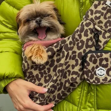 sac pour chien léopard - vue rapproché sur motif et sac à crottes
