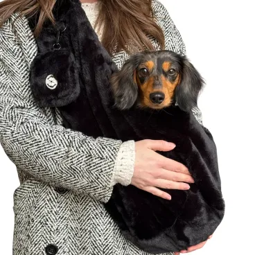 Sac de transport pour chien noir duveteux offrant un confort doux et enveloppant