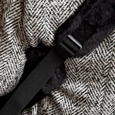 Sac de transport pour chien noir au design élégant et intemporel porté en ville