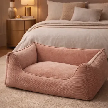 Panier pour chien en velours côtelé rose – vue profil droit dans un intérieur élégant