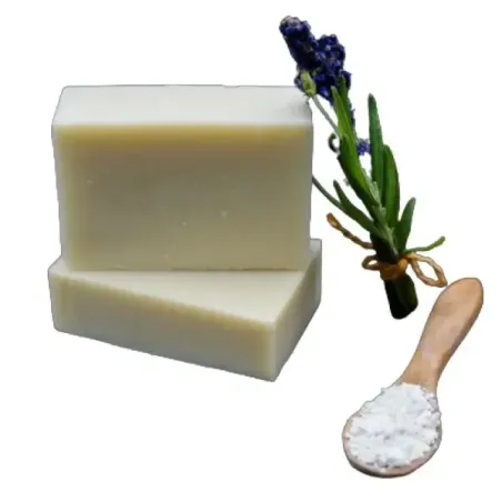 Savon pour chien naturel à l’huile de neem bio – présentation avec lavande et cuillère de sel